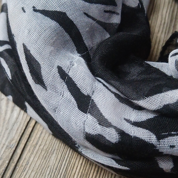 Lane Bryant Black & White Floral Pattern Print Lightweight Infinity Scarf - Picture 8 of 9